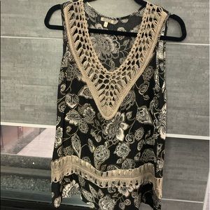 Gimmick floral crochet tank
